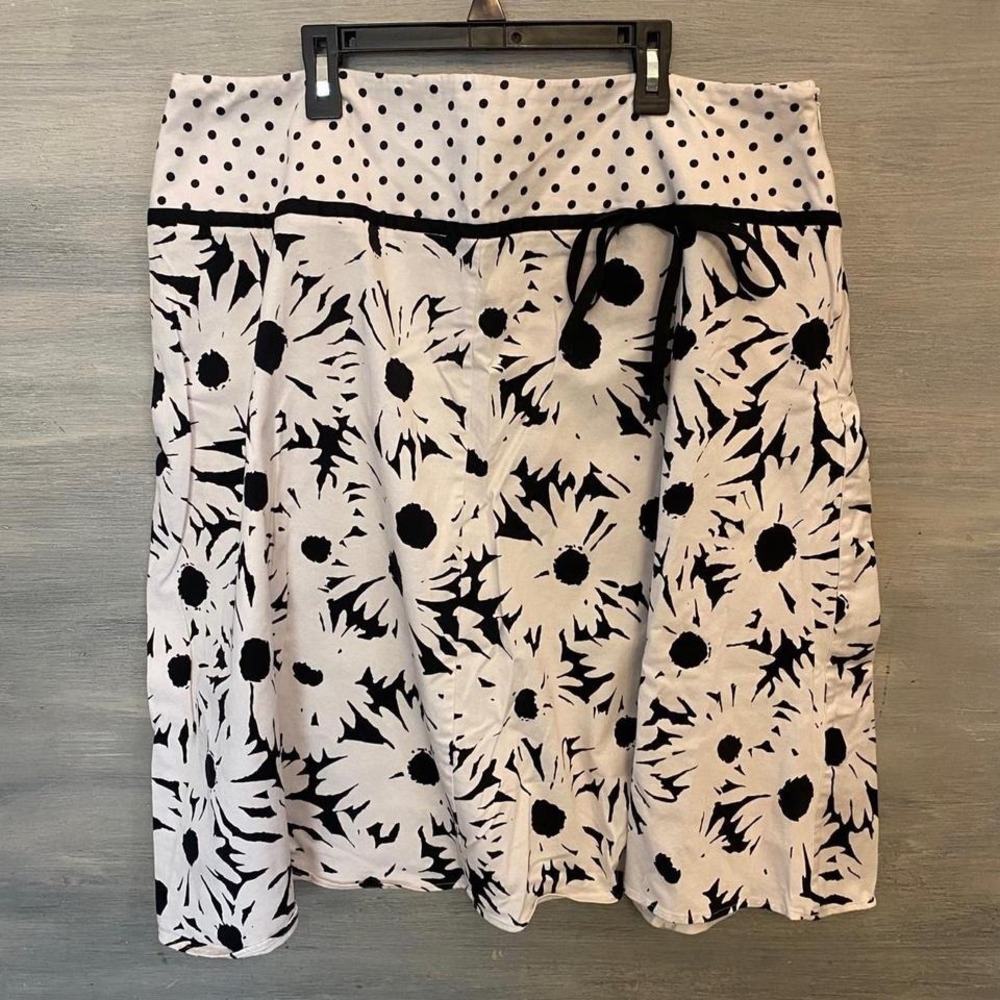 Notations‎ Woman Skirt White Black Large Floral Print Polka Dot Waist